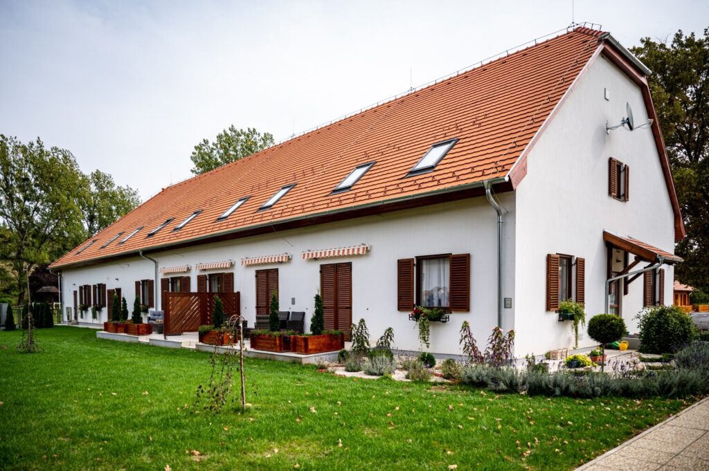 A Gálosfa Vendégház épülete zöld kertben